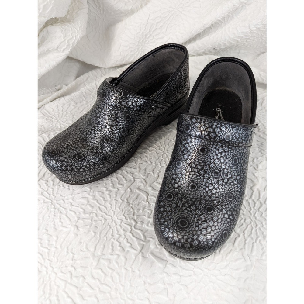 DANSKO! SILVER GEOMETRIC STARBURST ON BLACK COMFORT CLOGS! SZ 8.5